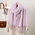 Dettaglio della trama della sciarpa in maglia lilla chiaro con lunghe frange morbide - Viola Chiaro