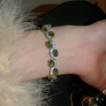 Gros plan d'un bracelet en zircon vert olive avec des maillons sertis de diamants brillants - Style de Gemme Ovale avec Pavé de Diamants Ondulés (8#)