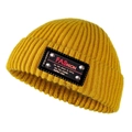 Dettaglio del berretto in maglia giallo acceso con trama a coste e toppa in pelle - L(58-60cm) / Giallo