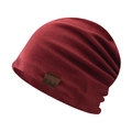 Detalle de gorro de punto color burdeos con etiqueta de cuero F&S grabada en relieve - Ajustable / Rojo