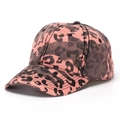 Détail macro d'une casquette en coton rose à motif léopard et texture en sergé - Taille unique / Léopard Rose (D)