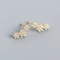 Eleganti orecchini a fiore dorati con cristalli scintillanti su sfondo grigio pulito - Oro (Zirconia Bianca)