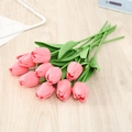 Un bouquet de 10 tulipes roses en PU réalistes posé sur une table en bois rustique - Rose Foncé