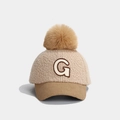 Dettaglio cappellino bimbo in pile con toppa lettera G e morbido pompon in ecopelliccia - 52cm 3-6 Anni / Lettera G - Cachi