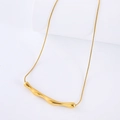 Dettaglio di una collana a catena serpente dorata con pendente a barra curva irregolare - Oro
