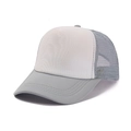Details der atmungsaktiven Mesh-Einsätze und verstärkten Nähte einer Bicolor-Trucker-Cap - Verstellbar / Weiß und Grau