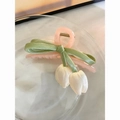 Detail einer Haarklammer mit Stoff-Tulpen und einer eleganten Schleife aus Seide - Rosa/Grün/Weiß (Stil 3)