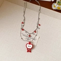 Collier avec pendentif pomme rouge, chaîne argentée et perles sur tissu beige - Collier Double Couche Pomme de Dessin Animé Rouge Strass