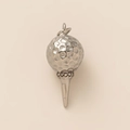 Makroaufnahme von Silbernem Golfball-Anhänger mit Strassbesetztem Tee auf Beige - Golfball