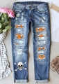 Détail du jean bleu déchiré avec écusson tête de mort et imprimé sur le bas de jambe - S / Écusson à imprimé tête de mort