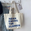 Detail der cremeweißen Canvas-Tasche mit blauem Sommer-Aufdruck an weißer Wand - Ohne Anhänger / Gebrochenes Weiß