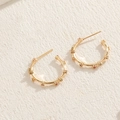 Elegante vergoldete C-förmige Creolen besetzt mit bunten Zirkonia-Steinen für Damen - Überkreuzte Zirkonia 14K Vergoldet Klein (ES2277)