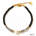 Bracciale di perline nere con perla centrale e chiusura dorata in acciaio inossidabile - Stile Perla Nera Oro (SAK771)