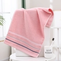 Asciugamano viso in cotone rosa con trama a onde d'acqua e strisce geometriche - Rosa Con Motivo A Freccia