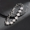 Zilveren sneeuwvlok bloem armband met AAA zirkoon hartschakels op stenen ondergrond - Wit Zirkoon
