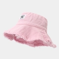 Détail du chapeau bob rose avec patch de lettres vintage et bord effiloché élégant - Taille unique / Rose Clair