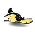 Épingle en émail mignonne avec fantôme jaune, chat noir et chapeau de sorcier - Fantôme sur un Balai