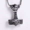 Dettaglio ciondolo Martello di Thor Mjölnir in argento vintage con incisioni nordiche - Colore Acciaio (Senza Catena)