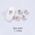 Vue macro de bijoux d'ongles cœur 7.5x8mm avec cristal central et bordure en perles - 1 Pièce / Blanc Cristal (8607)