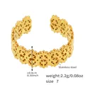 Dettaglio dell'anello in acciaio dorato traforato a fiocco di neve largo 0,8 cm - US 7 / Motivo Geometrico a Fiocco di Neve (Y028)