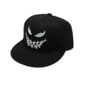 Dettaglio laterale di cappello hip hop nero con ricamo di sorriso malvagio. - Faccia Da Fantasma Con Zanne Nera