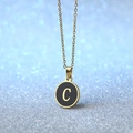 Collana dorata con ciondolo tondo nero e lettera C incisa in tonalità oro - Lettera C