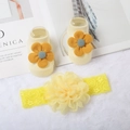 Set fascia e calzini gialli per neonata con fiori decorativi su sfondo di peluche bianco - Calzini in Cotone Giallo/Fiore in Rete di Pizzo