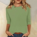 Detalle de cuello redondo y mangas 3/4 en una camiseta entallada verde hierba - Verde