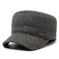 Dunkelgraue Wintermütze für Herren mit Ohrenschutz und Sports-Metalllogo-Detail - Verstellbar / Grau