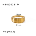Makro-Detail des vergoldeten geometrischen Rings mit Maßen und strukturierter Oberfläche - US 8 / Horizontal Strukturierter Breiter Stil (NB-R2023174)