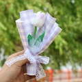 Nahaufnahme von künstlichem Tulpengesträuß mit lila Karo-Papier und Spitzenschleife - Lila Rand Tulpe Lila Gingham