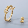 Vista detallada del conjunto de pulsera y anillo de dragón en acero inoxidable dorado - Talla 9 / Dorado