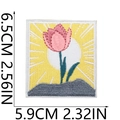 Vue détaillée de l'écusson brodé soleil et tulipe avec dimensions de 6,5x5,9 cm - Style 1 (Tulipe)