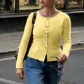 Gelbe schmal geschnittene Strickjacke mit langen Ärmeln und goldfarbenen Knöpfen - S / Hellgelb