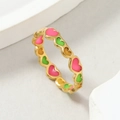 Anillo de acero de titanio dorado con corazones de esmalte de colores sobre piedra blanca - US 6 / Oro & Rosa Fucsia