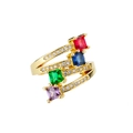 Dettaglio dell'anello chiodo multistrato placcato oro con zirconi quadrati colorati - Stile Intrecciato con Gemme Quadrate a 4 Colori