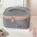 Dettaglio della borsa trucco in rete grigia con cerniera rosa, manico e logo BEAR - Borsa da Trucco Quadrata (Borsa da Trucco in Rete Estiva) / Grigio