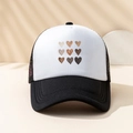 Detail einer schwarzen Trucker-Cap mit neun Herzmotiven auf weißer Vorderseite - Schwarz