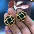 Boucles d'oreilles vintage plaquées or avec grosse pierre en émail vert - Style Cage Tissée (BM95 Boucles d'Oreilles Tige Argent)
