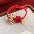 Détail d'un élastique à cheveux rouge avec pendentif cheval doré et cube de strass rouge - Rouge - Cheval - Bénédiction