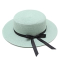 Élégant chapeau de paille canotier vert menthe avec ruban noir sur fond blanc - Vert menthe