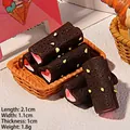 Mini rouleau de chocolat en résine marron avec cœur rose et éclats de noix jaunes - Chocolat en Cœur - Marron - Crème Rose