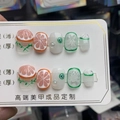 Detalle de uñas artesanales con temática de frutas y relieves 3D de naranja y lima fresca - XS