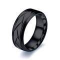 Anillo de acero inoxidable negro pulido con ranuras geométricas sobre fondo blanco - US 8 / Negro