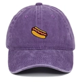 Broderie détaillée de hot-dog sur une casquette en coton lavé violet avec trous d'aération - Violet