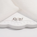 Makroaufnahme von silbernen Kaschierperlen auf Keramiktablett für DIY-Schmuckherstellung - Klein (2.8mm) / Weißgold