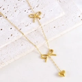 Parure collier avec nœud doré et pendentif cœur sur pierre texturée, style élégant - Collier
