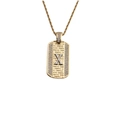 Détail macro du collier plaque militaire dorée avec texture et lettre X argentée - Pendentif Lettre X-Chaîne 60CM