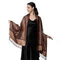Détail de l'écharpe jacquard marron à motifs paisley avec bords à franges et drapé - Marron Paisley (T003-02)