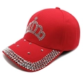 Detailaufnahme einer roten Baseballkappe mit silbernem Strass-Kronenmotiv und Nieten - M (56-58cm) / Rot